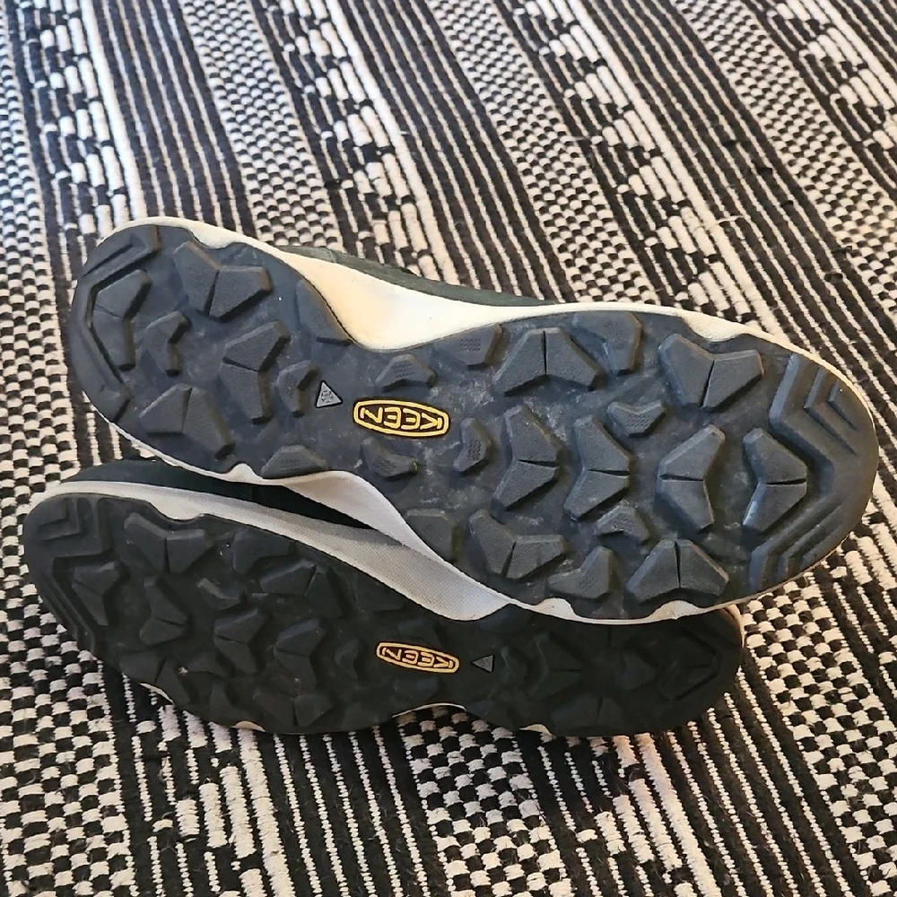 KEEN Men's Green and Black Snow Boots